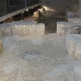 Qui si affaccia anche l�ex monastero di Santa Scolastica al Porto fondato tra il 1068-1071 sfruttando un convento dei benedettini gi� esistente. Di questo pi� antico complesso, sorto tra il VII e l�VIII secolo, sono ancora visibili i resti di un piccolo santuario dedicato ai santi Giovanni e Paolo situato nel bastione di Santa Scolastica